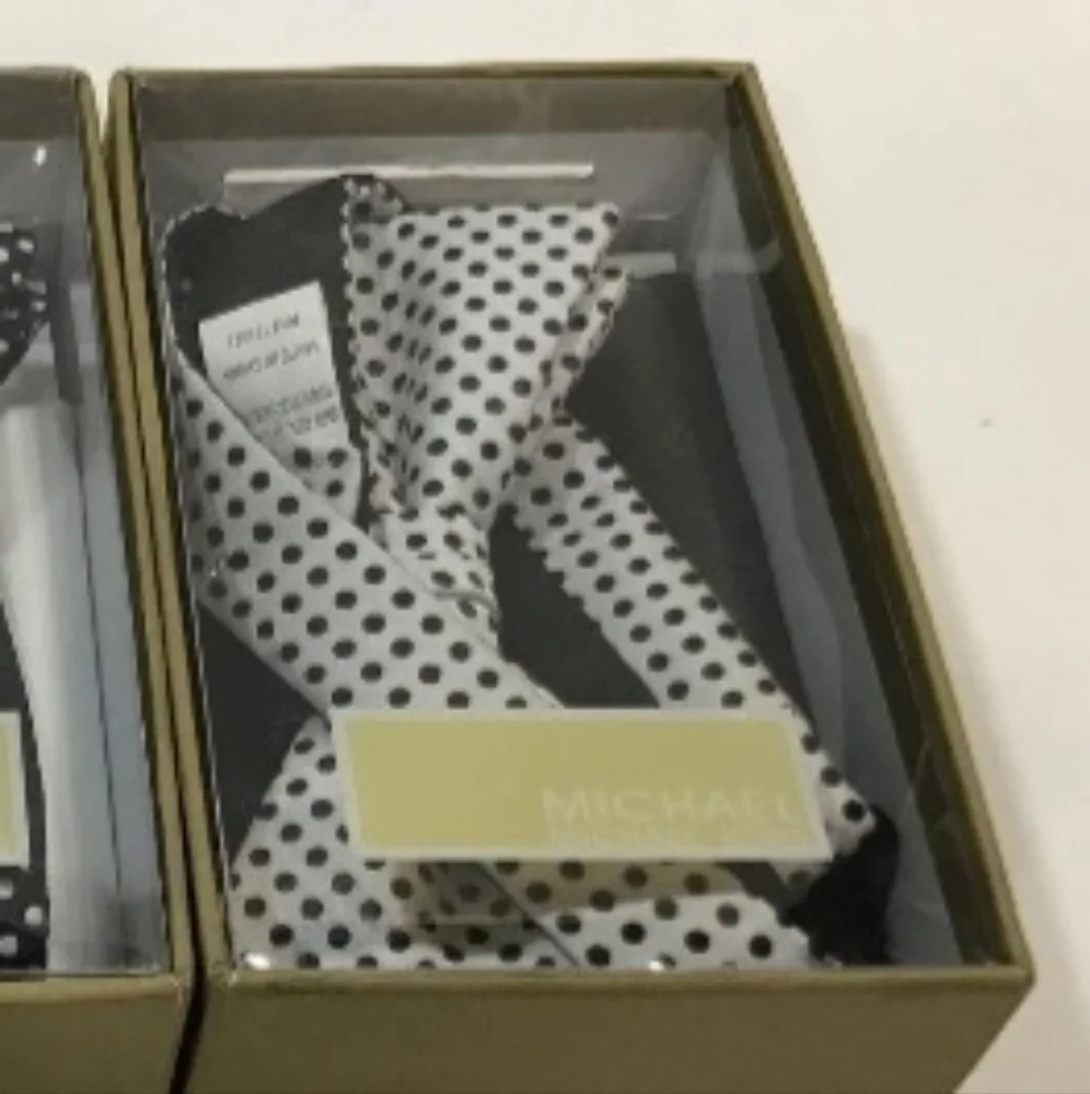 Michael Kors Mens Pocket Square & Neck Tie Set/white with black dots